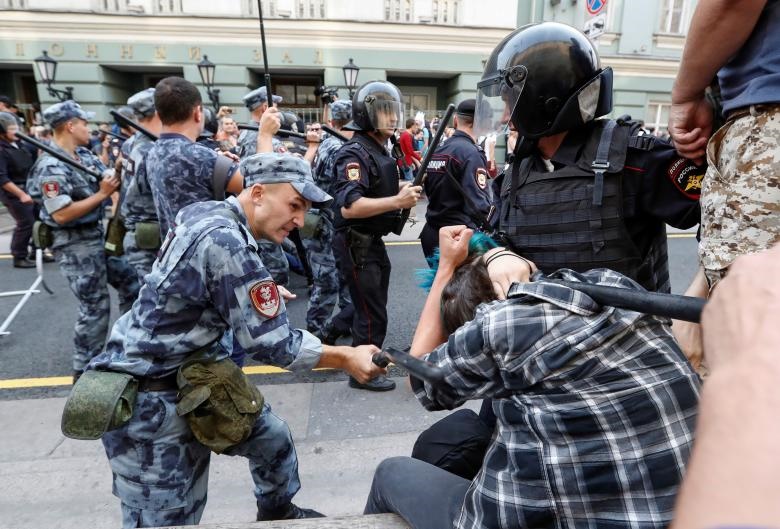 پلیس گارد ملی روسیه در جریان تظاهرات علیه افزایش  سن بازنشستگی در شهر مسکو یک تظاهر کننده را موردضرب و شتم  قرار می دهد